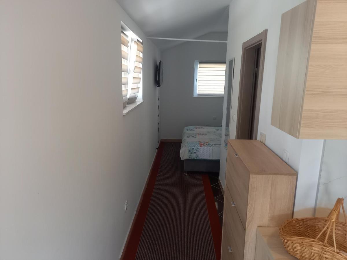 Studio Apartman Sutic Kastel Novi Exterior photo